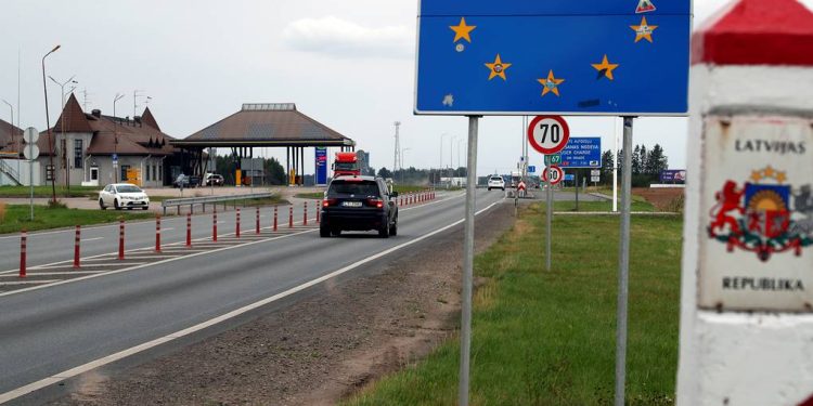 A car enters Latvia at the border crossing point with Lithuania in Grenctale, Latvia August 4, 2020. REUTERS/Ints Kalnins
